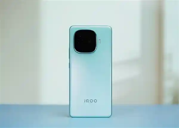 iQOO Z10 Turbo：超大容量7000mAh电池，续航更出色